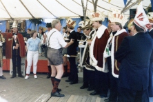 1985-Prinsen-uitgenodigd-bij-Ossebraadfeest-Maskotters-Ottersum-04