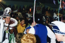 2001-Bombakkes-Gast-bij-Carnavalsbal-Dichterbij-01