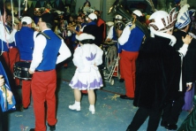 2001-Bombakkes-Gast-bij-Carnavalsbal-Dichterbij-02