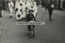 1950er-jaren-Bombakkes-Carnavalsoptocht-Zandstraat-02