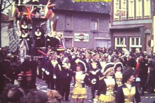 1960er-jaren-Bombakkes-Carnavalsoptocht-Blau-Gold-uit-Duisburg-BRD