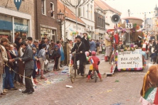1980-Bombakkes-Carnavalsoptocht-Zandstraat-01