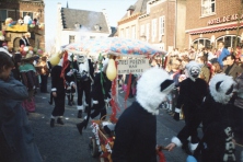 1982-Bombakkes-Carnavalsoptocht-08