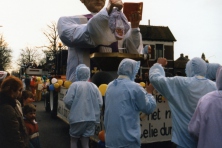 1988-Bombakkes-Carnavalsoptocht-Vrienden-van-Theo-Roosenboom-02