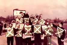 1964-Bombakkes-Carnavalsoptocht-Buurtvereniging-Helpt-Elkander-Molenstraat-