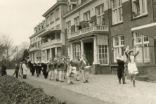 1961-Bombakkes-Prins-Hans-Bezoek-Ex-Prins-Wim-in-Sanatorium-03