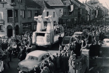 1957-Bombakkes-Carnavalsoptocht-thv-Zuid-Oostwal-01