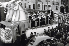 1957-Bombakkes-Carnavalsoptocht-thv-Zuid-Oostwal-02
