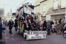 1975-Bombakkes-Carnavalsoptocht-004