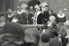 1955-Bombakkes-Prins-Jan-de-Twedde-ontvangst-Stadhuis-01