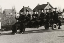 1968-Bombakkes-Carnavalsoptocht-Personeel-Garage-Jetten-