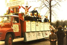 1962-Bombakkes-Carnavalsoptocht-Buurt-Middelweg-Steendalerstraat-02