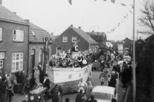 1962-Bombakkes-Carnavalsoptocht-Middelweg-Maskotters-