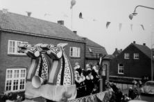 1962-Bombakkes-Carnavalsoptocht-Middelweg-Prinsenwagen-01