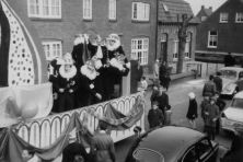 1962-Bombakkes-Carnavalsoptocht-Middelweg-Prinsenwagen-02