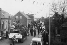 1962-Bombakkes-Carnavalsoptocht-Middelweg-groep-de-Picardie-