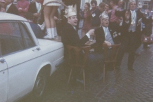 1970-Bombakkes-Straatcarnaval-Spoorstraat-02